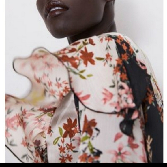 𝅺zara Ruffled Floral print top‎ - Picture 2 of 10